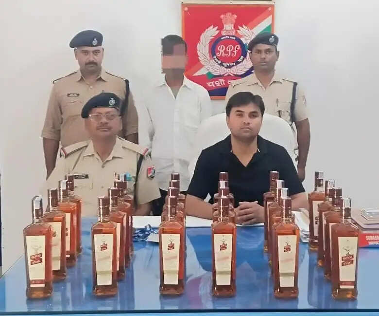 ट्रेन में शराब तस्करी करते युवक गिरफ्तार, 18 लीटर अंग्रेजी शराब बरामद