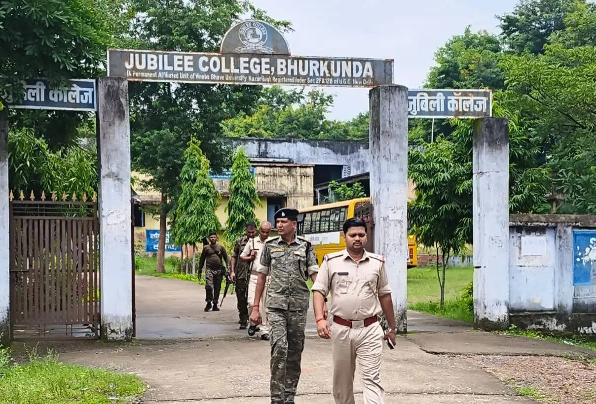 महिलाओं की सुरक्षा में जुटे एसपी के प्रहरी, स्कूल और कॉलेजाें में लगाई गश्त