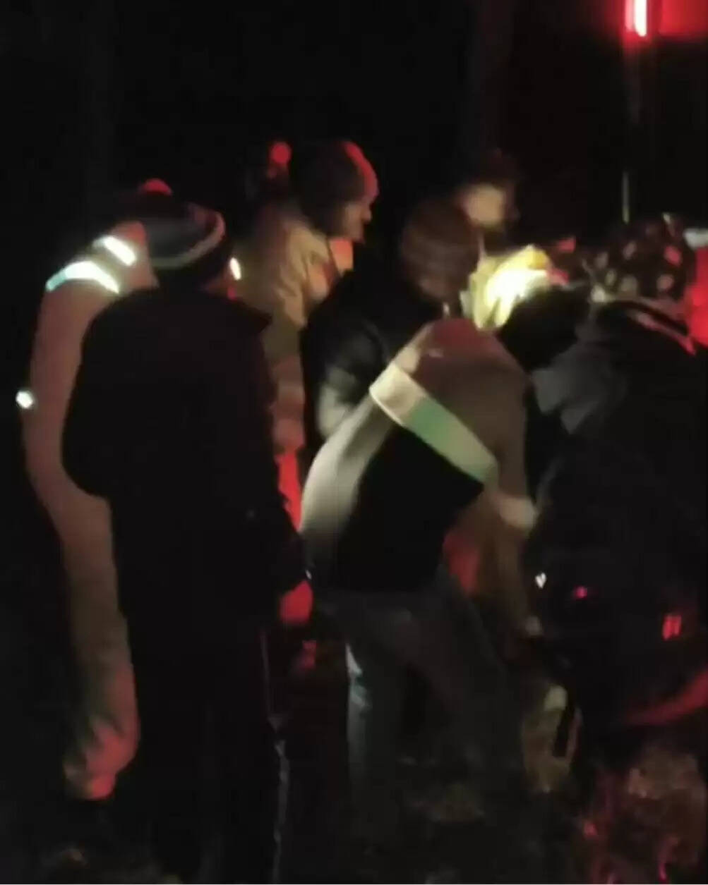 बाराबंकी में डबल डेकर बस पलटी एक दर्जन यात्री घायल