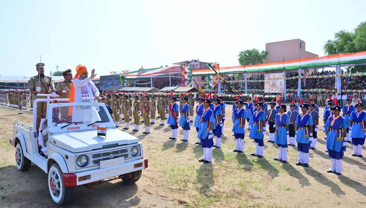 बीकानेर में&nbsp;मुख्यमंत्री ध्वजारोहण&nbsp;कर&nbsp;बाेले,&nbsp;वर्ष 2047 तक विकसित भारत-विकसित राजस्थान के संकल्प को सिद्धि तक पहुंचाएंगे