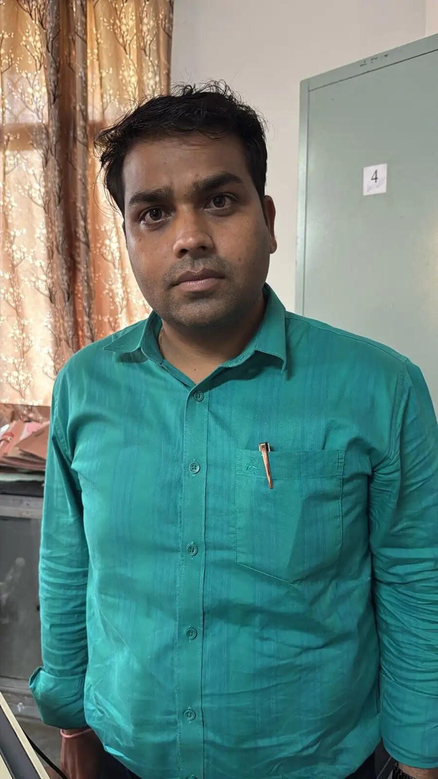 निर्माण कार्य नहीं रुकवाने की एवज में नगर निगम का कनिष्ठ अभियंता अस्सी हजार रुपये की रिश्वत लेते गिरफ्तार