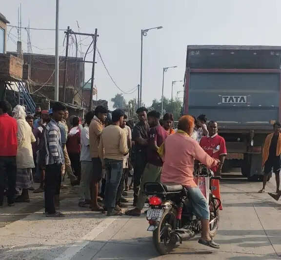 हाइवा से कुचलकर बाइक सवार की मौत, पिता-पुत्र गंभीर