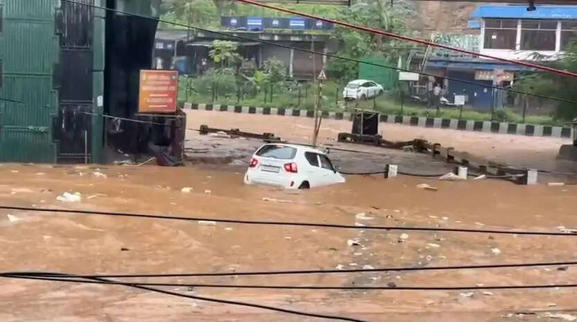 मूसलाधार बरसात के बाद एनएच 27 और 6 पर यातायात प्रभावित