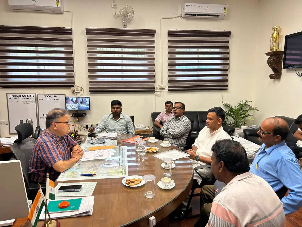 खड़गपुर में डीआरएम ललित मोहन पांडेय से मिले बीनपुर और मेदिनीपुर के विधायक