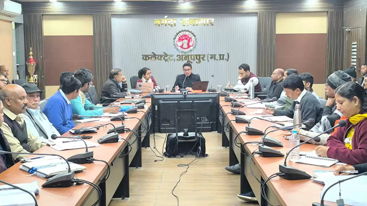 अनूूपपुर: धान उपार्जन अनियमितता पाए जाने पर उपार्जन केंद्र प्रभारी पर होगी कार्यवाही- कलेक्टर