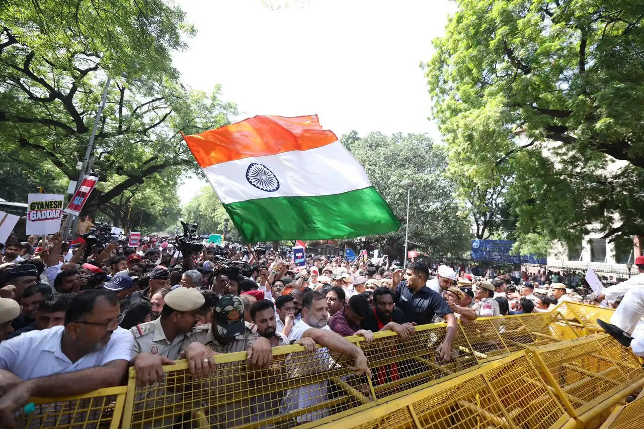 (अपडेट) चुनाव आयोग तक मार्च पर अड़ा विपक्ष, राहुल-प्रियंका आकाशवाणी भवन में धरने पर बैठे