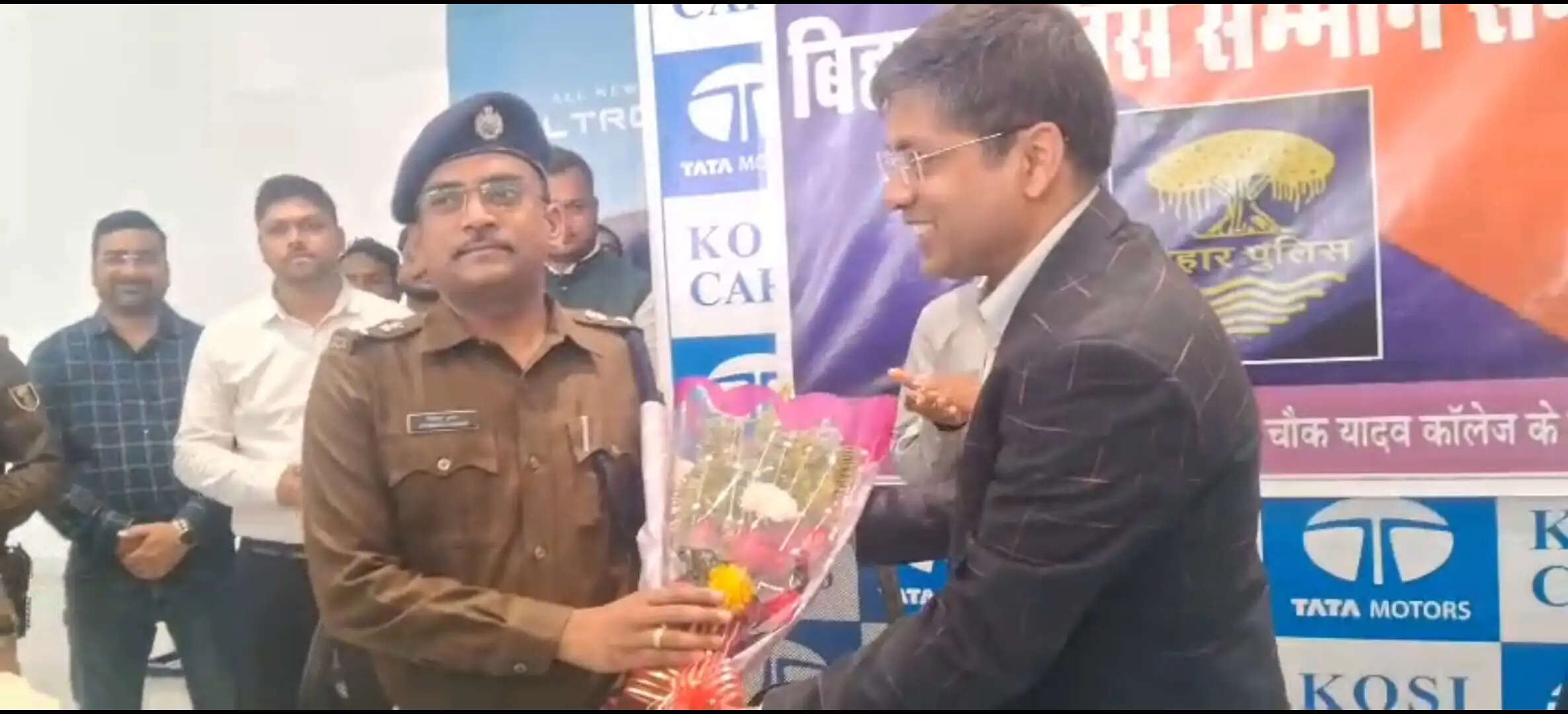 शोरूम से चोरी हुई कार बरामद,एसपी समेत टीम को किया गया सम्मानित