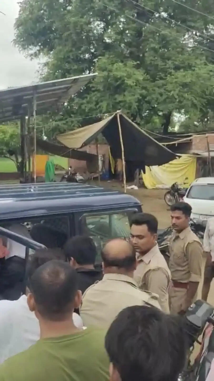 जौनपुर: इनकम टैक्स अधिकारी बनकर सर्राफा व्यापारी को लूटने पंहुचे बदमाश, ग्रामीणों ने तीन को पकड़ा