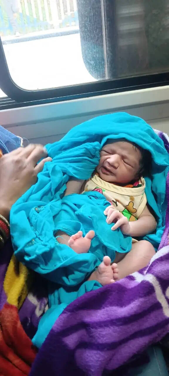 चलती ट्रेन में महिला ने बेटे को जन्म दिया, सवाई माधोपुर में मेडिकल टीम ने संभाला