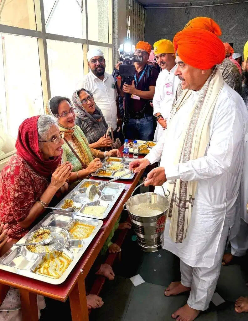 मुख्यमंत्री शुभेंदु अधिकारी ने भवानीपुर गुरुद्वारे में की सेवा, श्रद्धालुओं संग ग्रहण किया लंगर