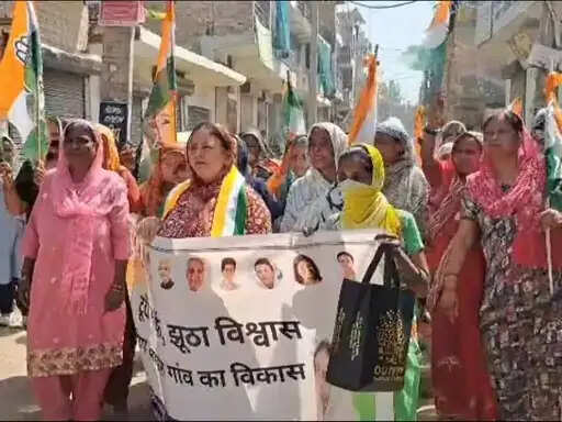 फरीदाबाद : गांव में विकास कार्य न होने से नाराज महिलाओं ने किया प्रदर्शन