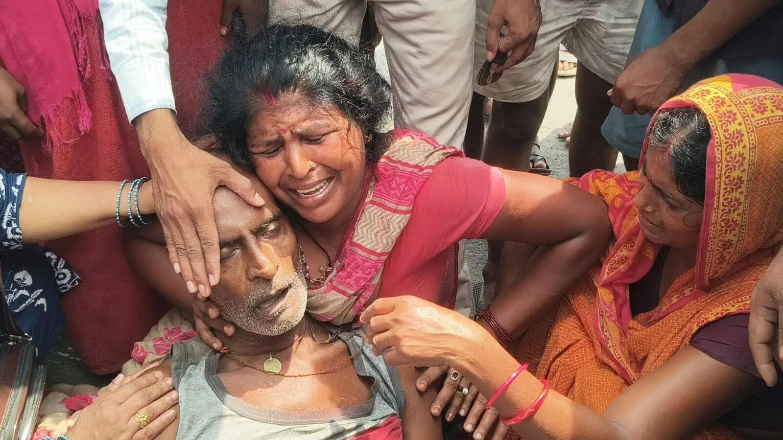 अज्ञात वाहन की ठोकर से दूध कारोबारी की हुई मौत आक्रोशित लोगों ने एनएच 27 को किया जाम