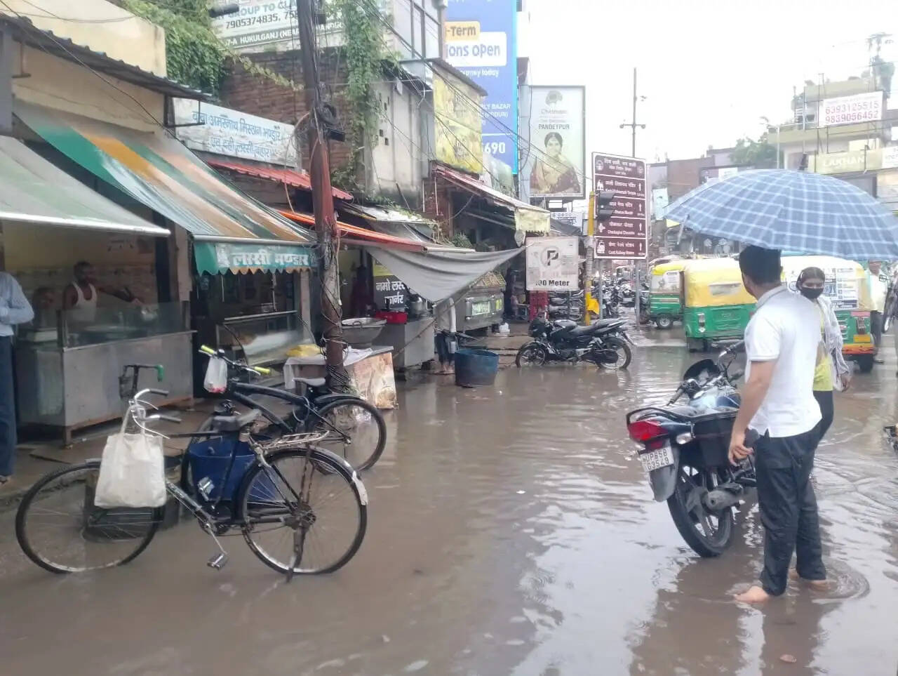वाराणसी में हुई झमाझम बारिश, सड़कों और शहर के निचले स्थानों पर जलभराव ने बढ़ायी परेशानी