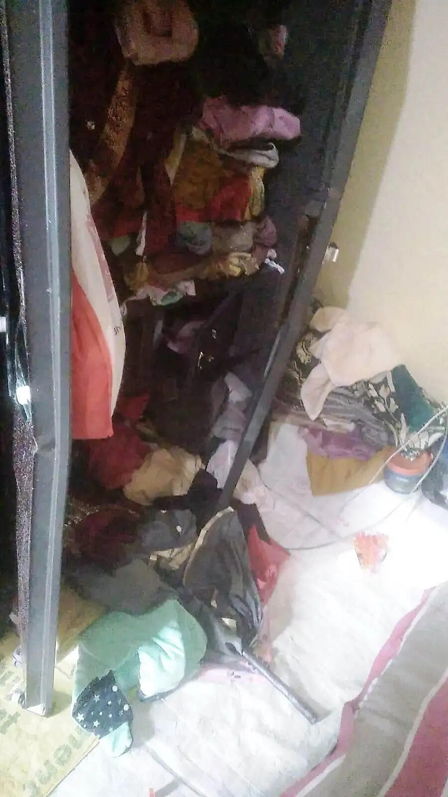 घर से लाखों के गहनें व नकदी ले उड़े चोर