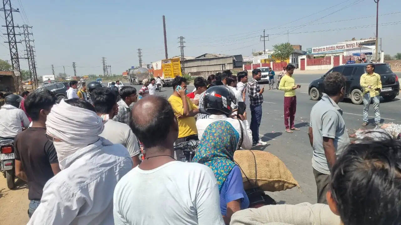 सड़क हादसे में दो दोस्तों की मौत, एक घायल