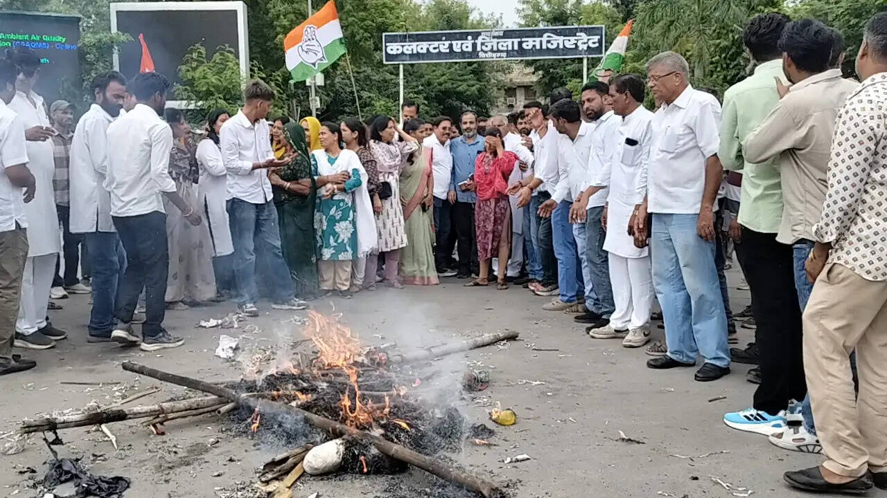 चित्तौड़गढ़ में कांग्रेस का जनाक्रोश प्रदर्शन, पेपर लीक और जंतर-मंतर पर लाठीचार्ज के विरोध में पुतला दहन