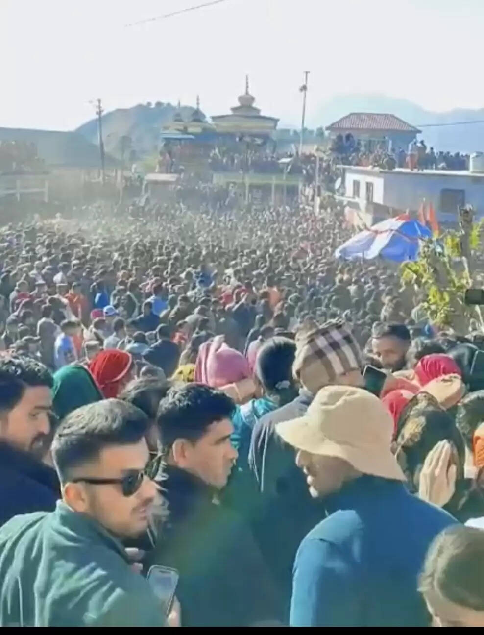 अनोखा चमत्कार,विरह में बिलखती लड़कियों से मिलने दौड़ कर वापिस आए आराध्य देव