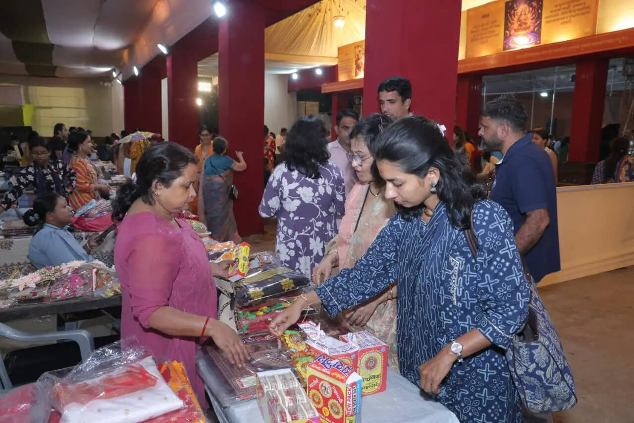दुर्गाबाड़ी में &nbsp;भव्य दुर्गा पूजा&nbsp; महोत्सव का आगाज: स्वर्णिम महल में विराजी मां दुर्गा