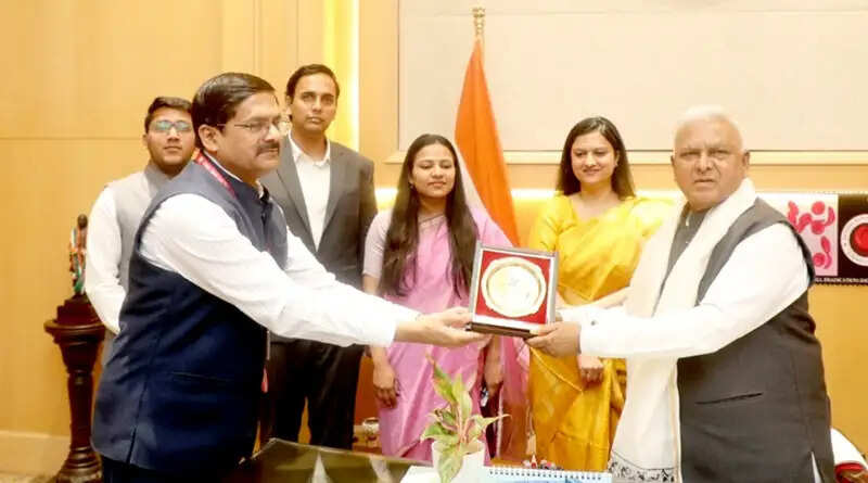 राज्यपाल पटेल से मिले भारतीय विदेश सेवा के प्रशिक्षु अधिकारी