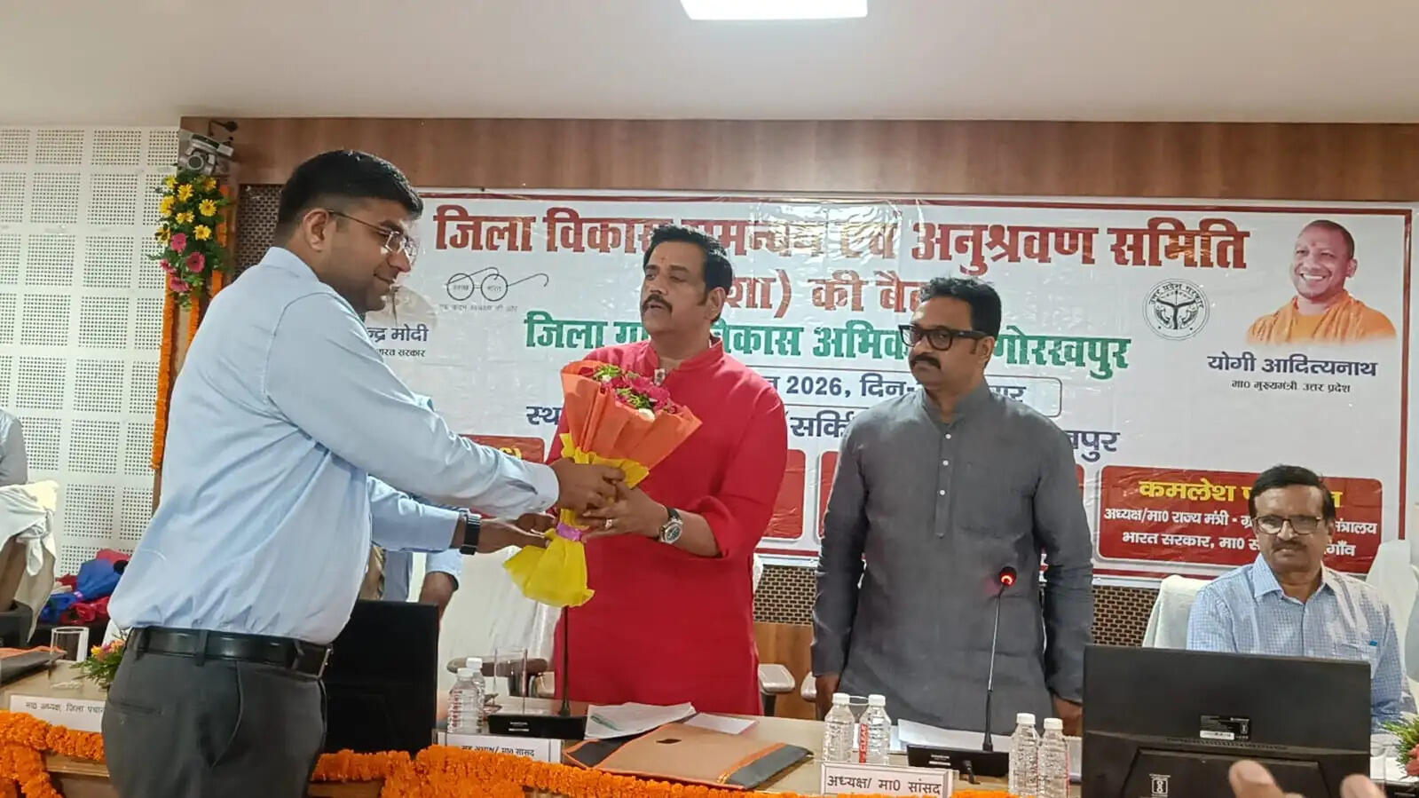 योजनाओं के क्रियान्वयन में किसी प्रकार की लापरवाही नहीं की जाएगी बर्दाश्त : कमलेश पासवान