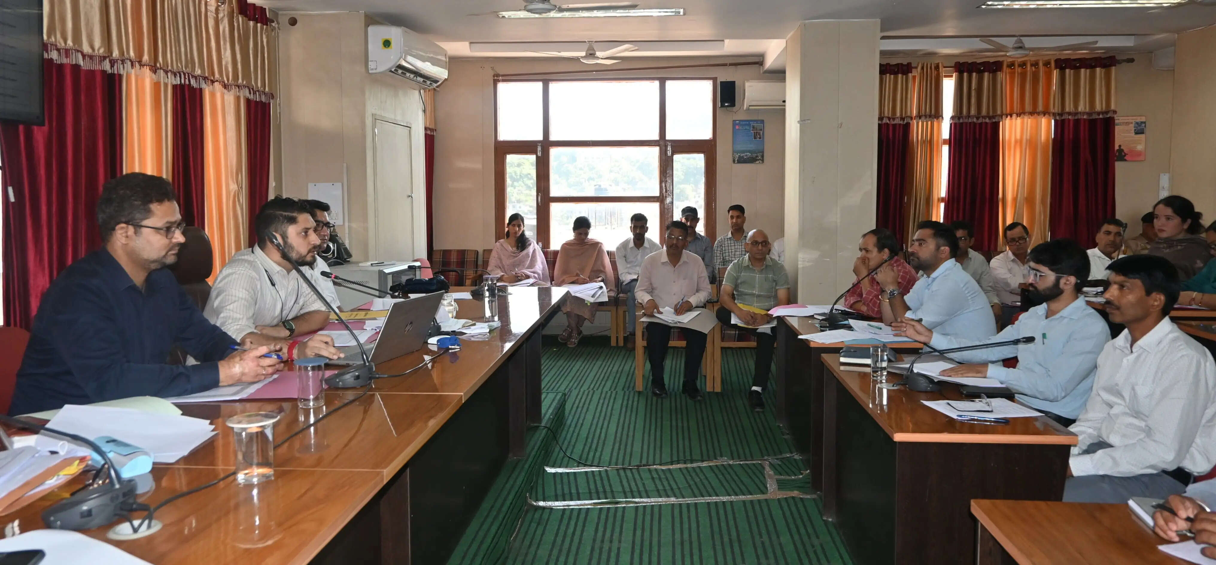 ग्रामीण विकास योजनाओं के समयबद्ध निष्पादन के लिए समर्पित भाव से कार्य करें अधिकारी : अपूर्व देवगन ·