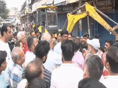 इंदौर के&nbsp;रानीपुरा में निगम की कार्रवाई पर हंगामा, दुकानदारों ने जाम की कोशिश की