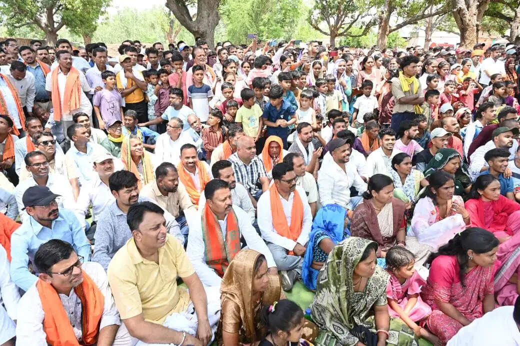 आम की छांव में मुख्यमंत्री की चौपाल, ग्रामीणों की सुनी बात