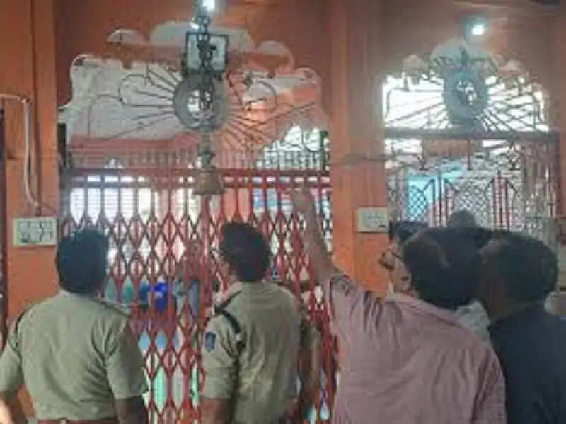 सागर:&nbsp;खुरई के महाकाली मंदिर में बड़ी चोरी, बिना ताला तोड़े दानपेटी से&nbsp;लाखाें&nbsp;उड़ाए, सीसीटीवी&nbsp;के तार काटकर फरार हुए चोर