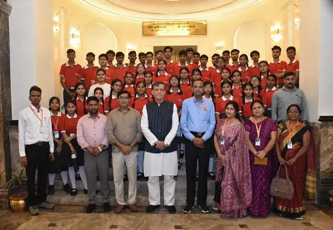 कानपुर के विद्यार्थियों ने यूपी विधान सभा का किया शैक्षिक भ्रमण