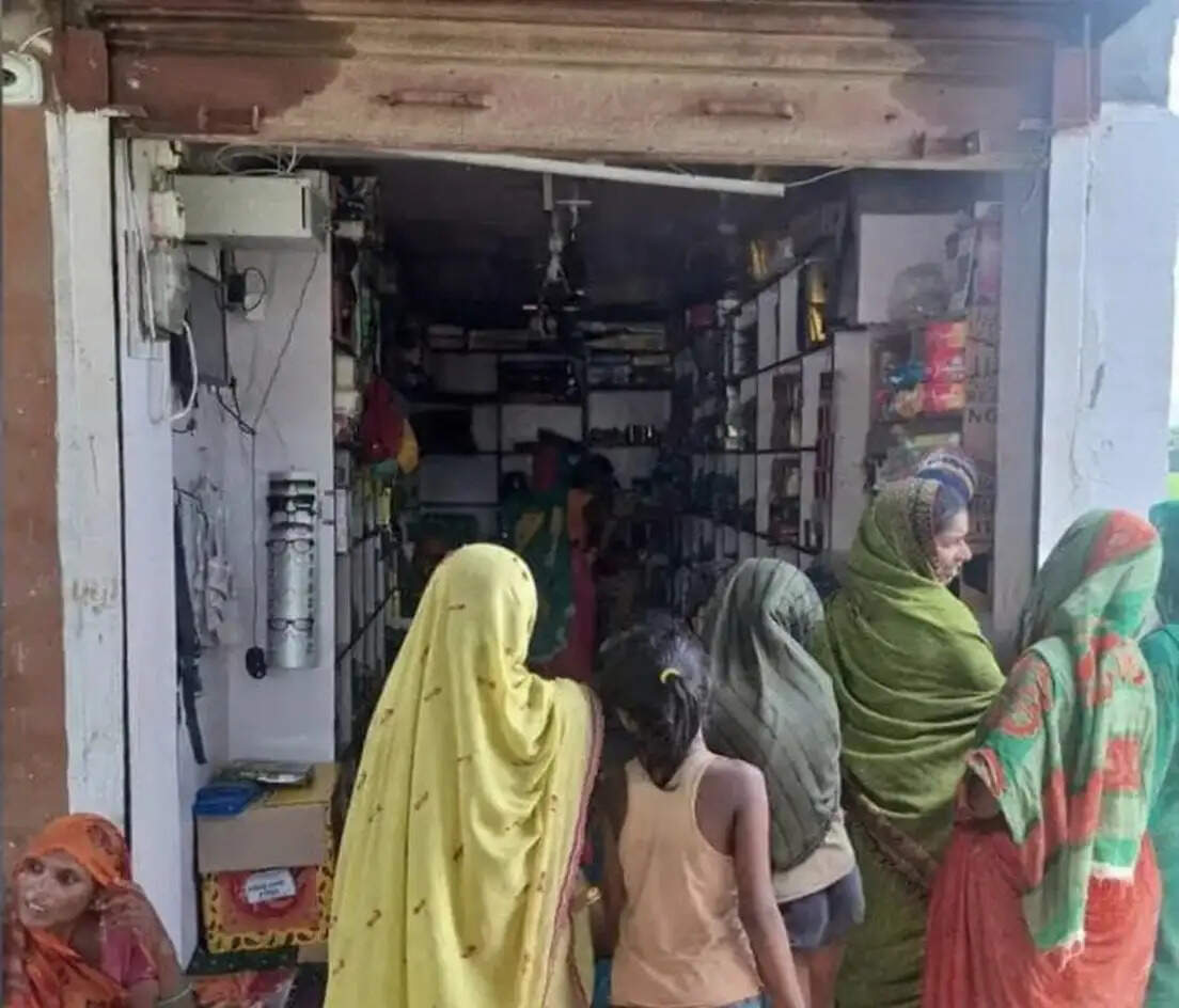 दुकान का शटर तोड़ 3.55 लाख की चोरी, सीसीटीवी में कैद हुए बदमाश