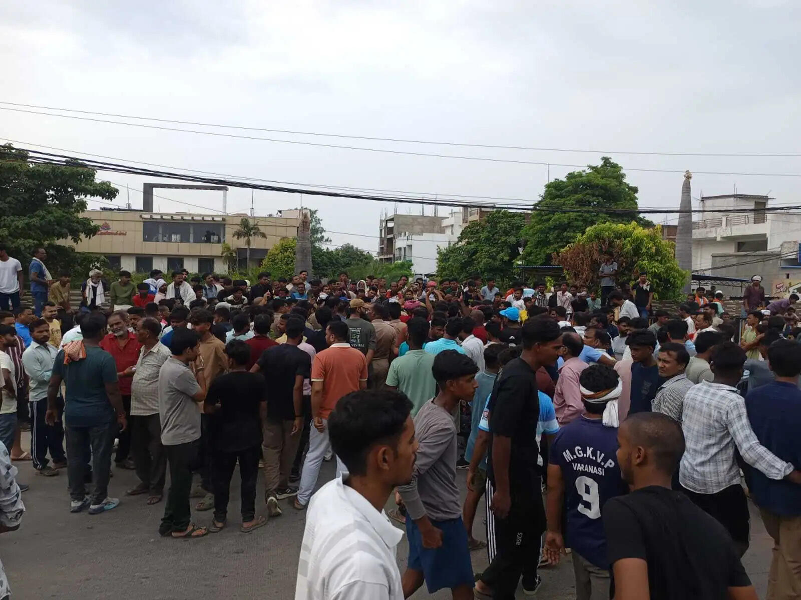 वाराणसी: डीसीएम की चपेट में आकर पिता की माैत, पुत्र घायल