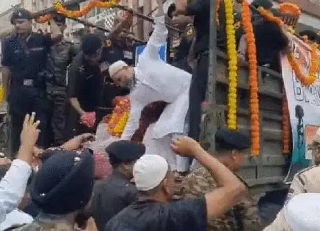 मप्र के इंदौर में मेजर हमजा आरिफ को सैन्य सम्मान के साथ दी गई अंतिम विदाई, लगे देशभक्ति के नारे