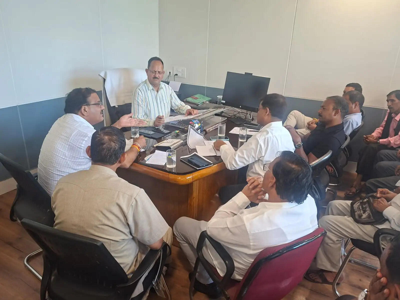 सड़काें&nbsp;के&nbsp;निमार्ण,&nbsp;प्रतिकर&nbsp;भुगतान&nbsp;और&nbsp;वन&nbsp;भूमि&nbsp;प्रकरण&nbsp;हल&nbsp;करने&nbsp;निर्देश