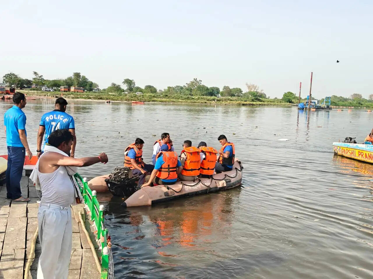 मथुरा नाव हादसे में मृतकों की संख्या बढ़कर 11 हुई, सात अभी भी लापता