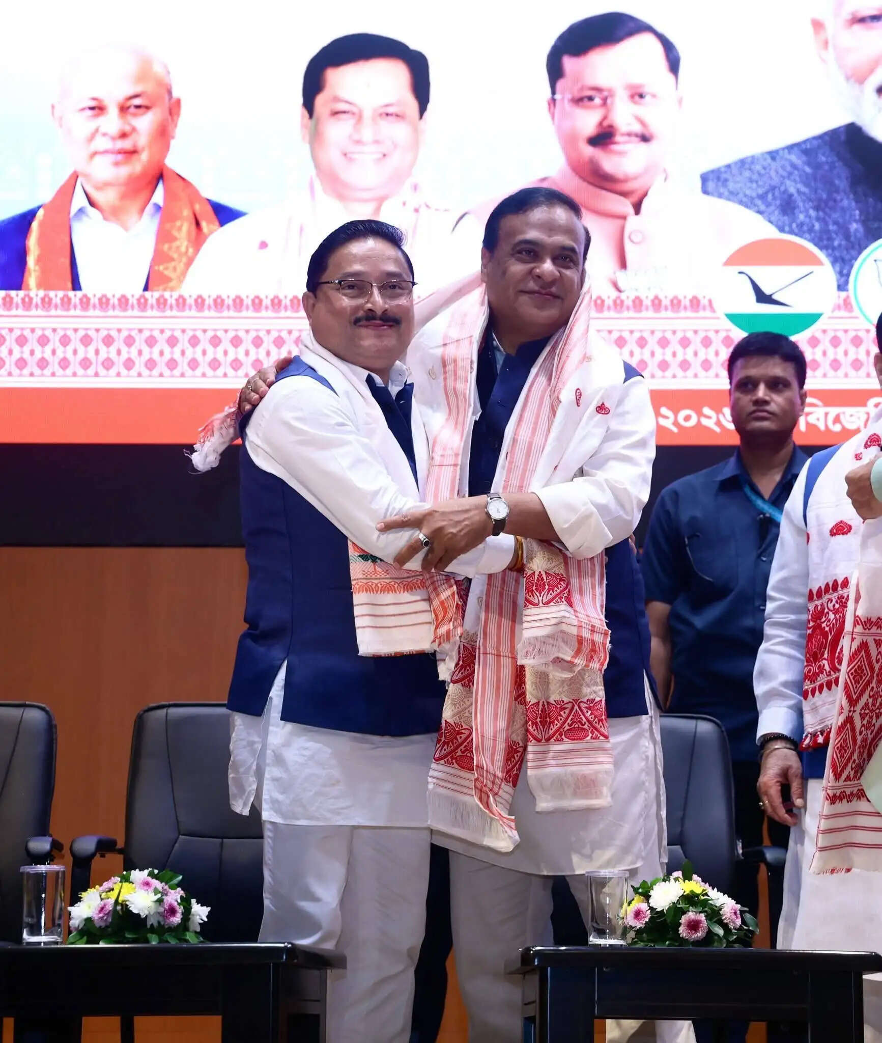 मुख्यमंत्री चुने जाने पर हिमंत को प्रदेश अध्यक्ष सैकिया ने दी शुभकामनाएं