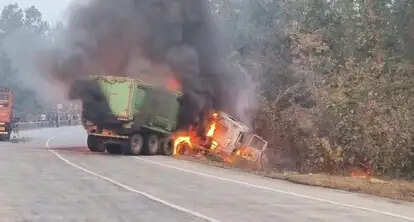 कोरबा : कोयला लदे ट्रेलर और सीमेंट गाड़ी में भीषण टक्कर, आगजनी से चालक जिंदा जला