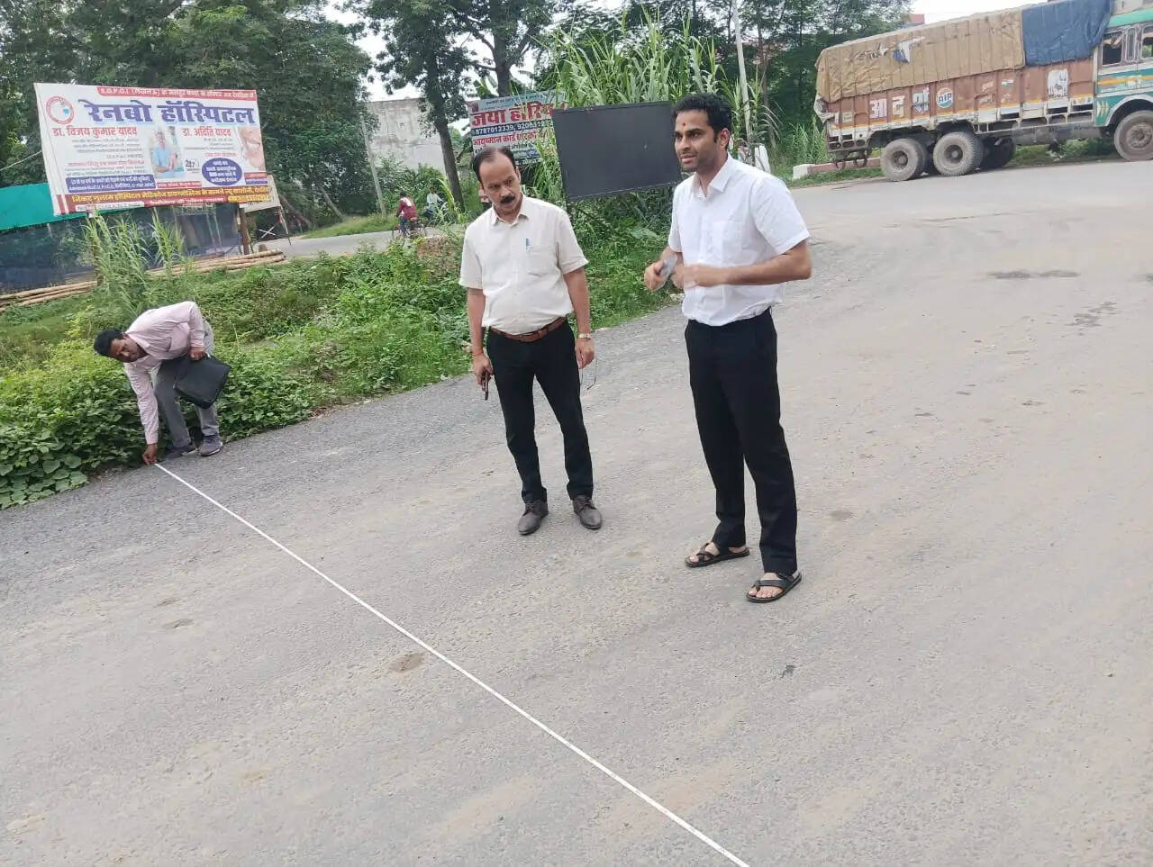 देवरिया जिलाधिकारी ने हाटा-देवरिया मार्ग की धीमी प्रगति पर अधिकारियों को लगाई फटकार