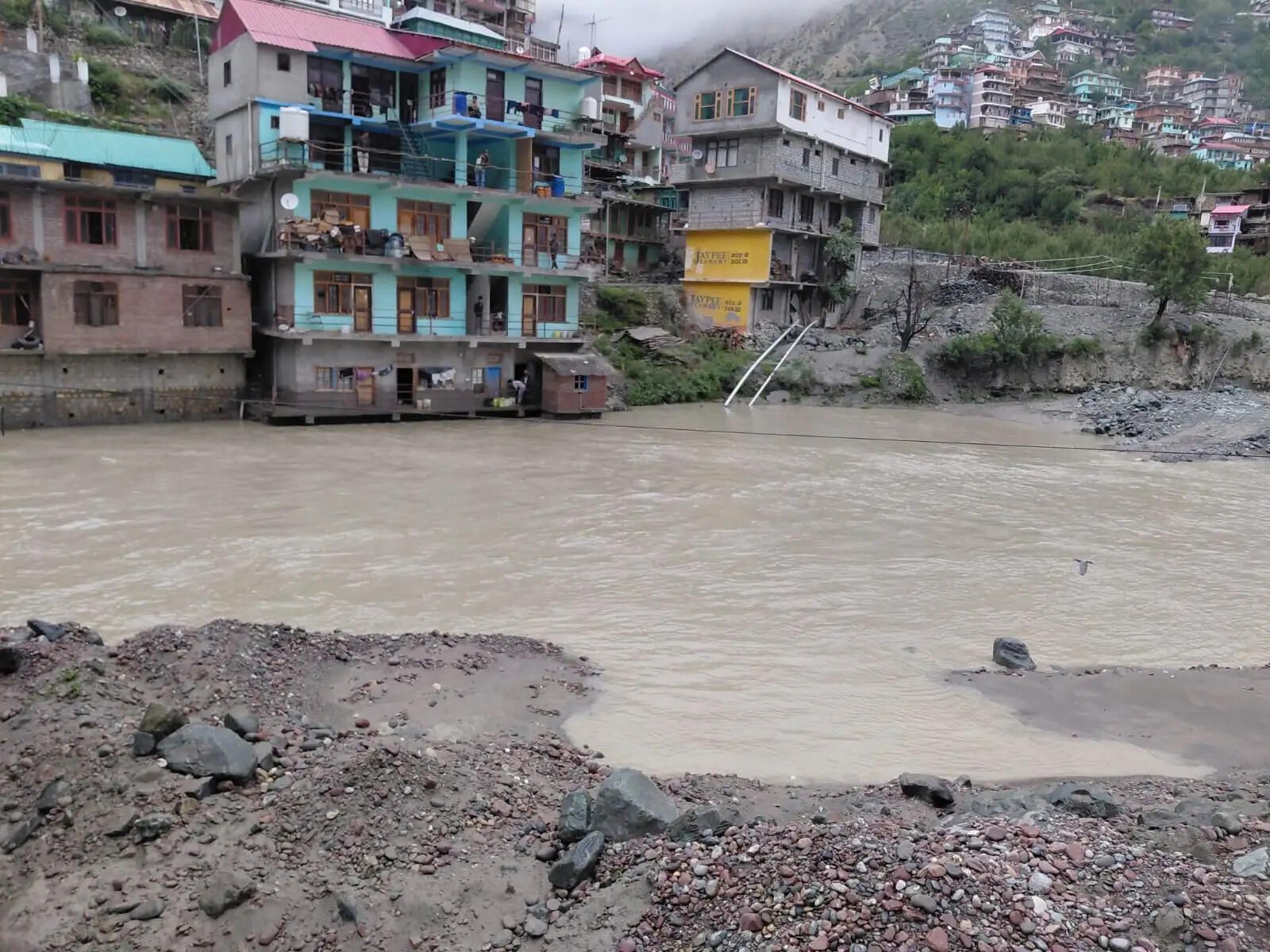 हिमाचल में 8 जुलाई तक भारी बारिश का अलर्ट, भूस्खलन से 46 सड़कें बंद, नदियां-नाले उफान पर