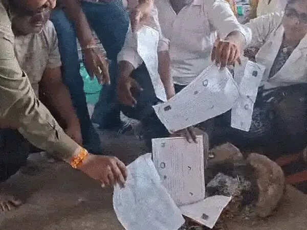 भोपाल:&nbsp;कोविड में सेवा देने वाले आयुष डॉक्टरों ने प्रतीकात्मक रूप से जलाईं डिग्रियां, संविदा नियुक्ति और दोबारा रोजगार देने की मांग