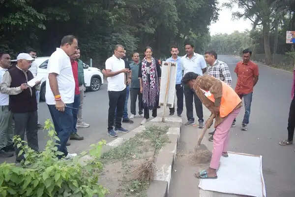 भोपाल में सफाई व्यवस्था को लेकर निगम आयुक्त सख्त, धूल-मिट्टी हटाने और बाजारों में रात्रिकालीन सफाई के निर्देश
