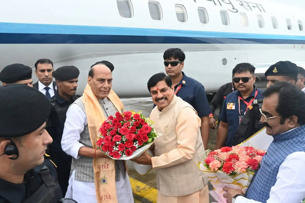 जबलपुर पहुंचे राजनाथ सिंह, मुख्यमंत्री डॉ यादव ने की अगवानी