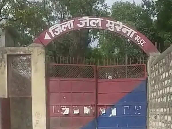 मुरैनाः बहनों ने जेल पहुंचकर भाई दूज का मनाया त्यौहार, किया भाइयों को टीका