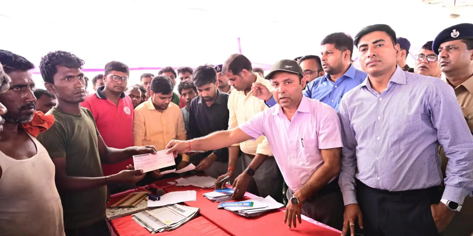 डीएम ने नाविकों के बीच बांटे चेक