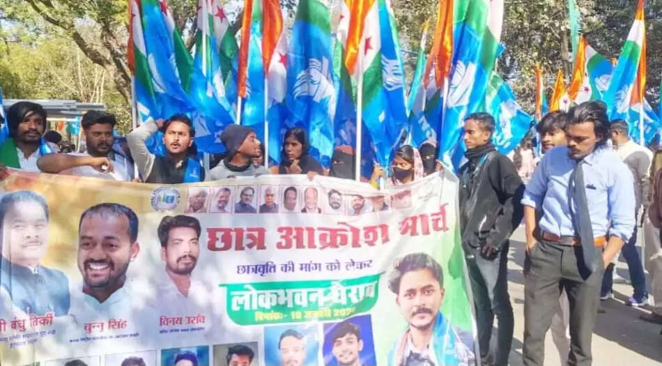 छात्रवृत्ति को लेकर एनएसयूआई ने केंद्र के खिलाफ निकाला जन आक्रोश मार्च