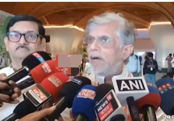 पवन खेड़ा क्राइम ब्रांच के समक्ष पेश, मुख्यमंत्री की पत्नी के मामले में होगी पूछताछ