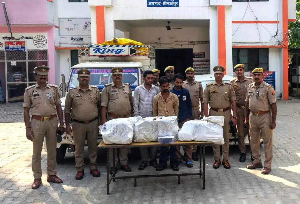 मीरजापुर : ढाबे के पास दो वाहनों से 38 किलो गांजा बरामद, तीन गिरफ्तार