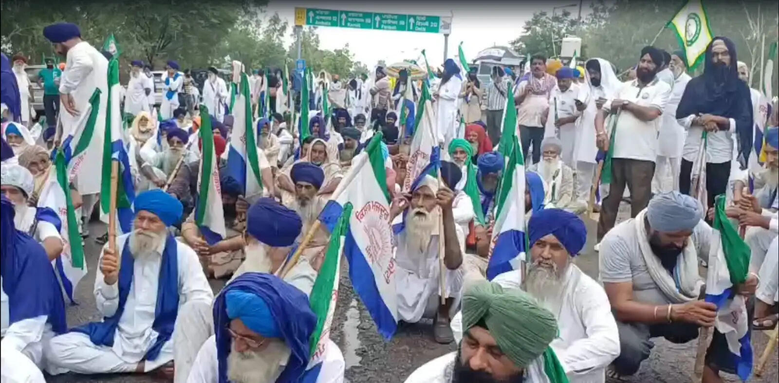 किसान आंदोलन के चलते हरियाणा व पंजाब पुलिस ने दिल्ली मार्ग पर डायवर्ट किए रूट