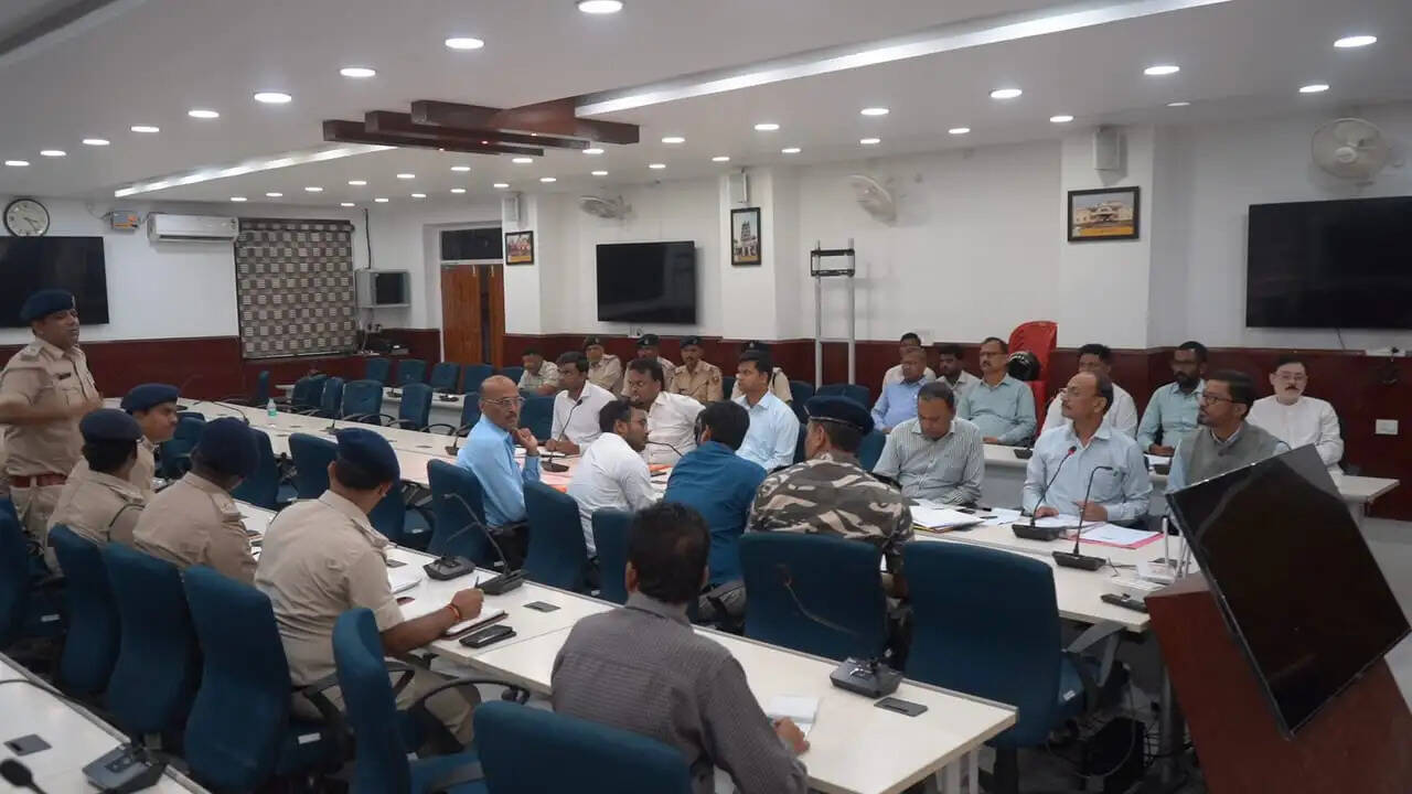 पशु क्रूरता निवारण समिति की बैठक में पशु तस्करी रोकने के लिए चेक पोस्ट बनाने का निर्देश