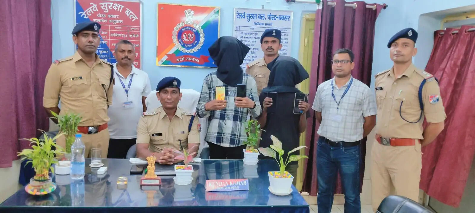 ऑपरेशन यात्री सुरक्षा: चोरी के चार महंगे स्मार्टफोन के साथ दो गिरफ्तार