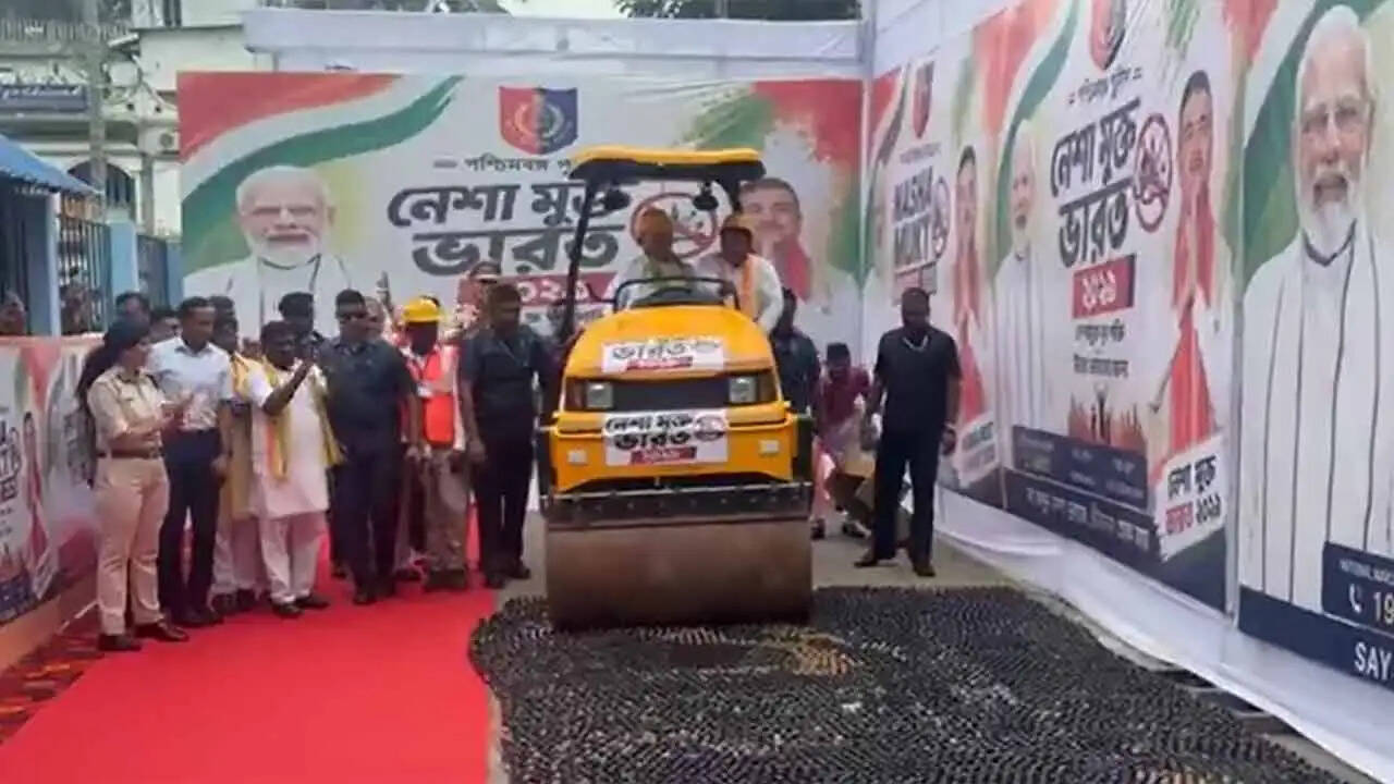 बालुरघाट में जब्त नशीली कफ सिरप की बोतलों पर चला रोड रोलर, मुख्यमंत्री शुभेंदु अधिकारी ने दिया नशामुक्ति का संदेश